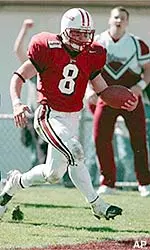 Massachusetts' Kevin Quinlan runs past Hofstra's Jason Howard for a touchdown in the second quarter.