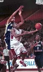 Anthony Anderson tallies 14 points for the Minutemen.