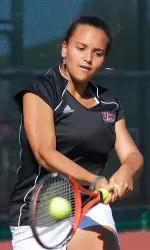 Laura Danai wins close match at No. 5