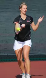 Senior Maude Lecluyse battled Laura Borza to a third-set tiebreak at No. 4 singles.