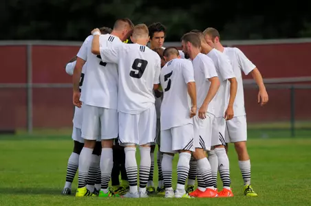 2016 men's soccer team huddle