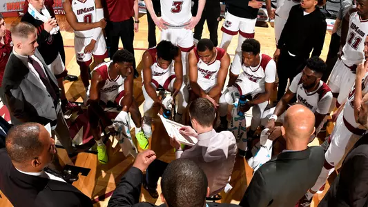 Men's Basketball Team Huddle 2018-19