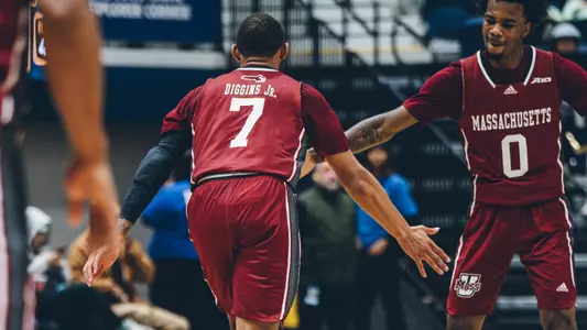 MBB24 - Diggins high five at La Salle