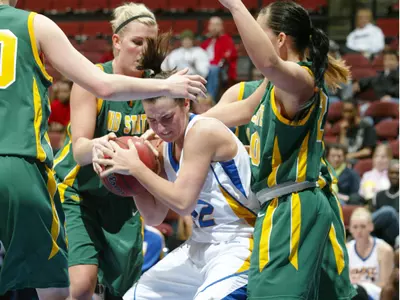`Roos Drop 71-59 Contest To Bison