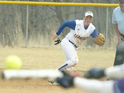 Kangaroos Take On Golden Grizzlies In Three-Game Series