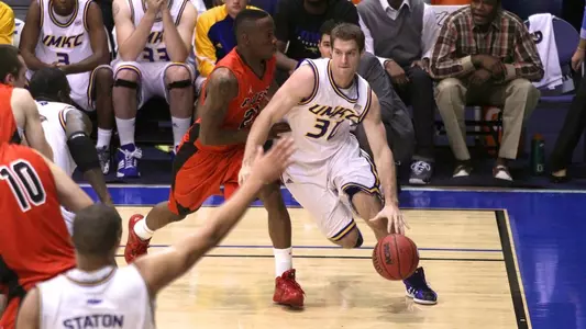 Kangaroos Roll Past Bluejays in Final Exhibition, 90-67
