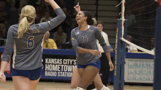 Roos Fall to Bakersfield in Volleyball Action