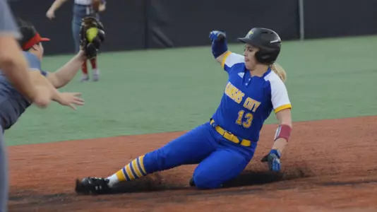 Roos Overcome Travel Difficulties to Sweep Eagle Round Robin, Get Off to Best Start in School History