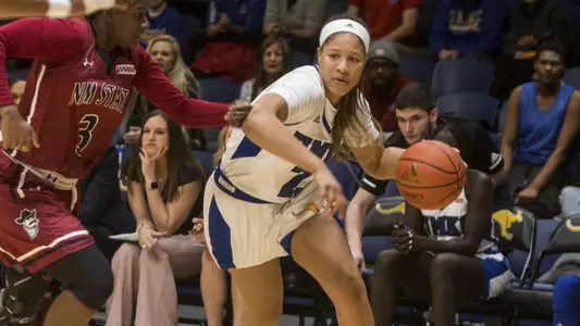 Roos Host Chicago State on Senior Day