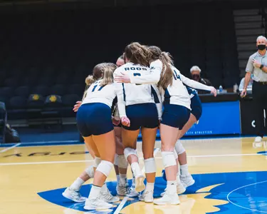 Volleyball_Team_Huddle