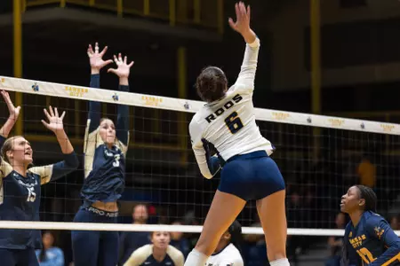 Roos sweep Oral Roberts in three sets.