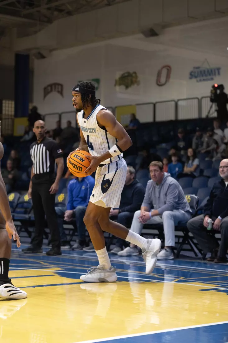 In the third game of the season, the Roos went up against the Iona Gaels. With the fast pace of the game, the Roos had strong offensive momentum throughout. Despite this, the Roos fell to the Gaels in a final score of 105-91.