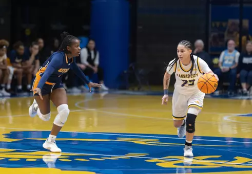 The KC Roos faced up against the UTEP Miners, playing a close game through the first half. Even with consistent effort through to the final seconds, the Roos fell to the Miners with a final score of 75-64.