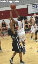Simmons' Big Night Lifts UMass Lowell Over Le Moyne, 73-64 Image