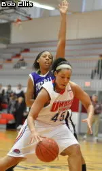 Second Half Run Lifts Stonehill Over UMass Lowell, 65-52 Image