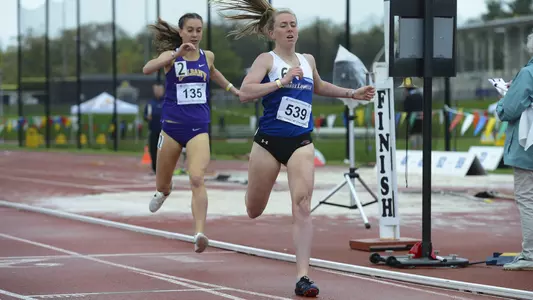 Kaley Richards wins the AE 1500 meters