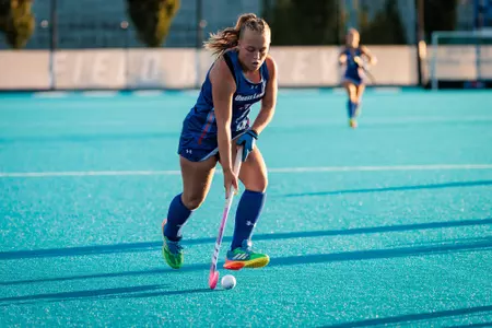 Mae Kemps dribbling the ball