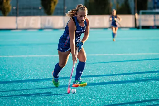 Mae Kemps dribbling the ball