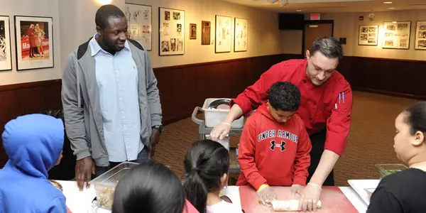 Former Terp Linebacker Suits Up to Serve Dinner