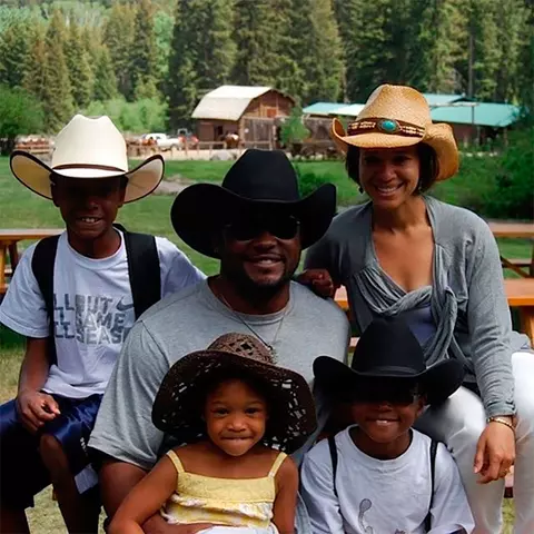 Dino Tomlin with family in cowboy hats
