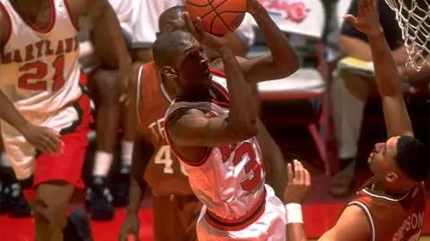 Joe Smith scores vs. Texas in 1995 NCAA Tournament 900