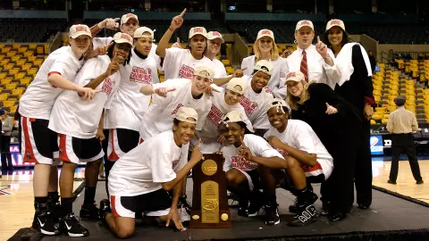 The 2006 Maryland women's basketball team with the NCAA trophy