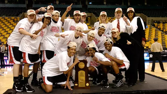 The 2006 Maryland women's basketball team with the NCAA trophy