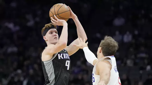 SACRAMENTO, CALIFORNIA - OCTOBER 22: Kevin Huerter #9 of the Sacramento Kings shoots over Luke Kennard #5 of the LA Clippers during the fourth quarter of an NBA basketball game at Golden 1 Center on October 22, 2022 in Sacramento, California. NOTE TO USER: User expressly acknowledges and agrees that, by downloading and or using this photograph, User is consenting to the terms and conditions of the Getty Images License Agreement. (Photo by Thearon W. Henderson/Getty Images)