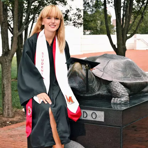 Ludovica Farina at the Testudo statue