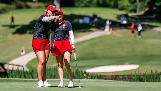 Amanda Hollandsworth and Maria Vittoria Corbi Reading at Putt at NCAA Regionals