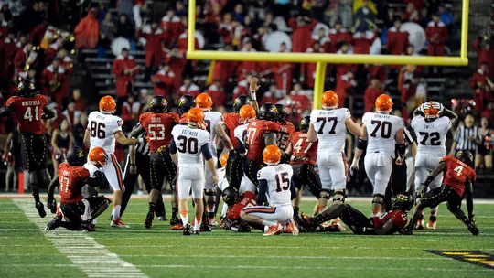 Players watch as Virginia's potential game-winning kick sails wide in 2013
