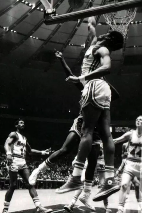 Len Elmore contests a Niagara shot in the 1972 NIT Championship game.