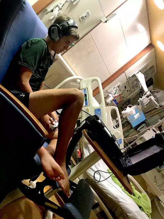 Luke van Heukelum playing Xbox in the hospital