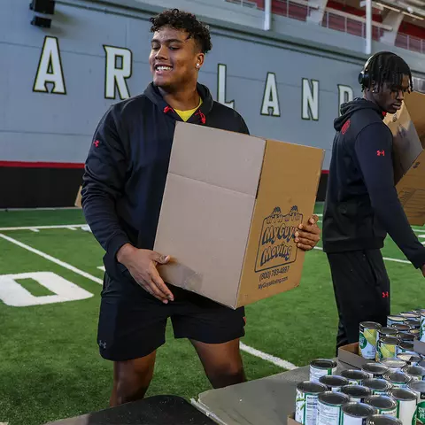 Daniel Owens packing food for Thanksgiving boxes