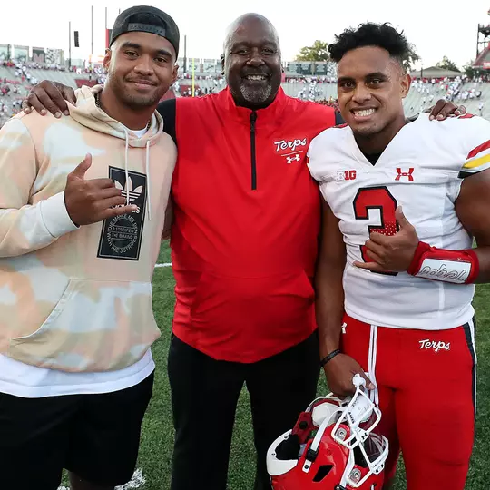 Michael Locksley with Tua and Taulia Tagovailoa