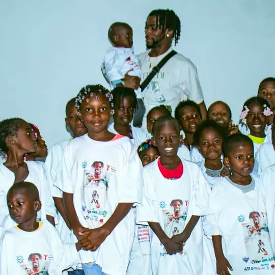 Selton Miguel with Angolan children