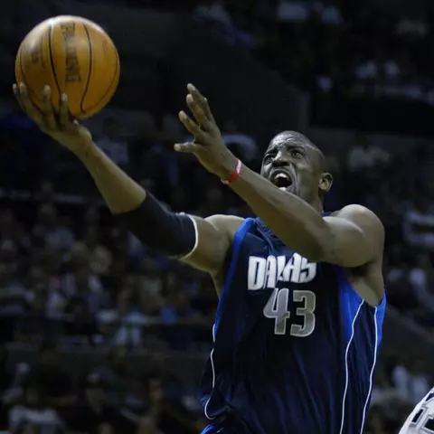 Walt Williams playing for the Dallas Mavericks