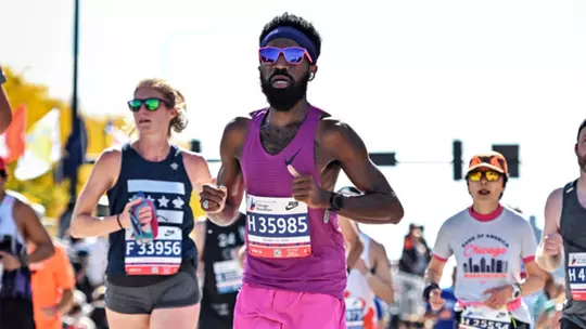 Brandon Cates running the Chicago Marathon