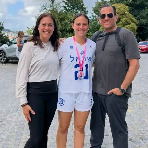 Jordyn Lipkin with her parents