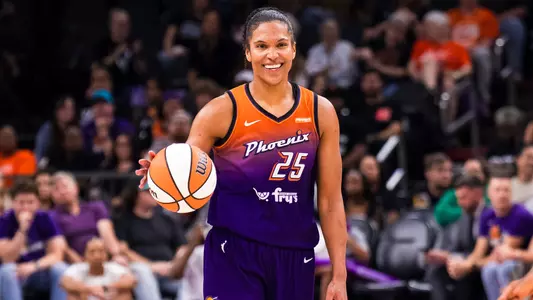 Alyssa Thomas dribbles with Phoenix Mercury