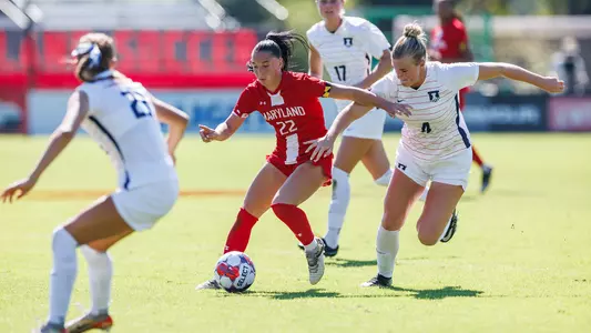 Lisa McIntyre dribbling through Illinois' defense in a 2025 match.