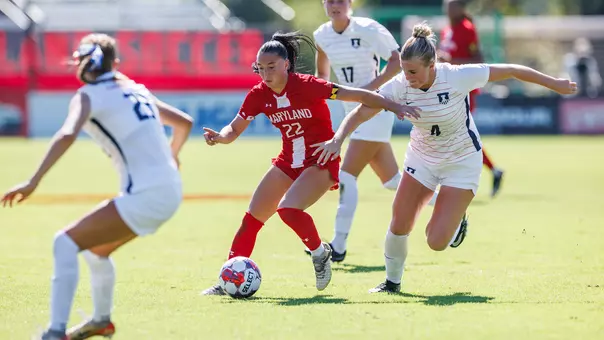 Lisa McIntyre dribbling through Illinois' defense in a 2025 match.