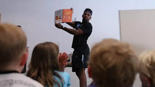Tar Heels Help Kick Off Summer Reading Program