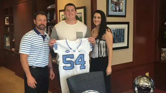 Dillard Signs Scholarship Agreement
