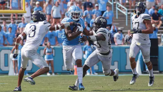 North Carolina Tar Heels wide receiver Anthony Ratliff-Williams #17 is pursued by Pittsburgh defenders after making a catch.
University of North Carolina Football v Pittsburgh
Kenan Stadium
Chapel Hill, NC
Saturday, September 22, 2018