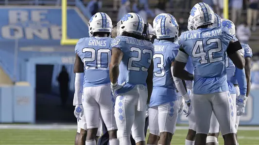 huddle
University of North Carolina Football v Notre Dame
Kenan Stadium
Chapel Hill, NC
Friday, November 27, 2020