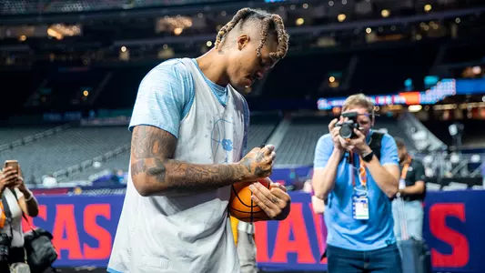Armando Bacot signs autograph, 2022 Final Four