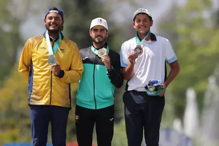 SANTIAGO, CHILE – NOV 05:SANTIAGO, PREMIACION  Desde izquierda: Sebastian Munoz de Colombia (plata), Abraham Ancer de Mexico (oro)  Y Dylan Menante de Estados Unidos (bronce) reciben sus medallas de la final durante los Juegos Panamericanos Santiago 2023.Chile. / AWARDS From left: Sebastian Munoz of Colombia (silver), Abraham Ancer of Mexico (gold) and Dylan Menante of United States  , (bronze) receive their medals from the final during the Pan American Games Santiago 2023. Chile(Foto deFelipe Quintana /Santiago 2023 vía Photosport).