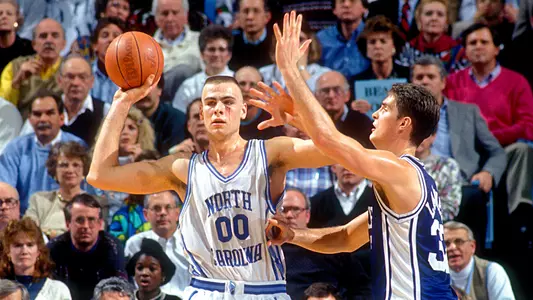 Feb 5, 1992; Chapel Hill, NC, USA; North Carolina Tar Heels center Eric Montross (00) looks to pass as Duke Blue Devils center Christian Laettner (32) defends in the Tar Heels 75-73 victory against the Blue Devils. Montross is playing with a cut below his left eye.
