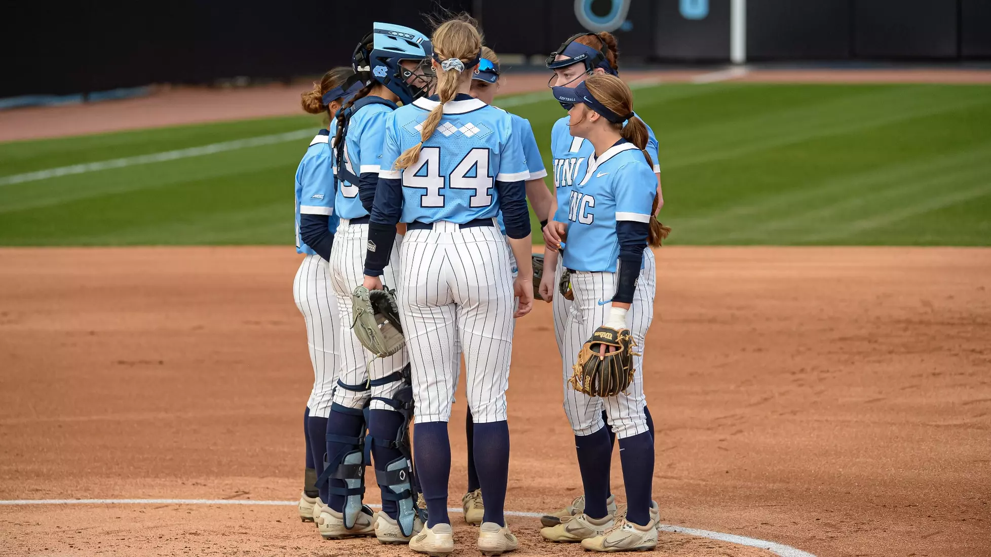 UNC huddles in the circle.